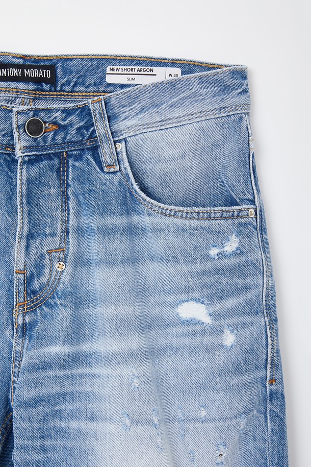 라이트 블루 컬러의 디스트로이드 디테일이 돋보이는 캐주얼 청반바지입니다. 데님과 면 혼방 소재로 제작되어 편안한 착용감을 선사하며, 조거핏 디자인으로 활동성을 높였습니다. 금속 리벳, 허리 가죽 패치, 디스트로이드 디테일 부분 안쪽 이중덧댐, 버튼형 디자인으로 포인트를 더한 여름철 필수 아이템입니다.
