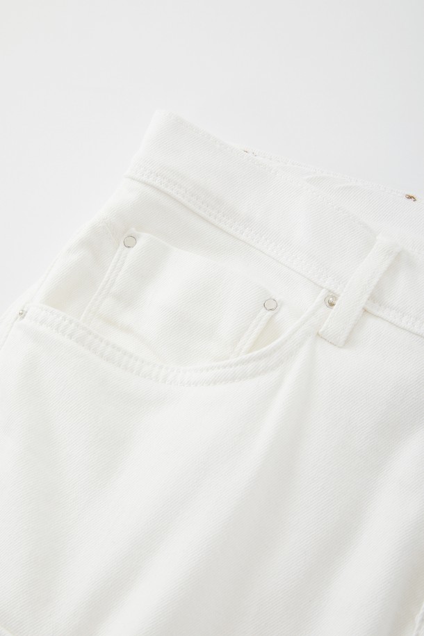 워크 스판 카고 반바지 CSPT111는 여름철 캐주얼 스타일을 완성하는 데 적합한 반바지입니다. 부드러운 촉감의 면, 폴리우레탄 혼방 소재로 제작되어 편안한 착용감을 제공하며, 신축성이 뛰어나 활동성을 높였습니다. 와이드 핏과 루즈핏 디자인으로 편안함을 강조하고, 카고 포켓 디테일로 실용성을 더했습니다. 화이트, 올리브 두 가지 색상으로 출시되었으며, 히든 포켓, 포켓 금속 리벳, 뒷면 허리 가죽 패치 등의 특징으로 미니멀하면서도 워크웨어 무드를 연출합니다. 동네 마실룩, 여행룩, 휴가룩 등 다양한 TPO에 활용하기 좋습니다.
