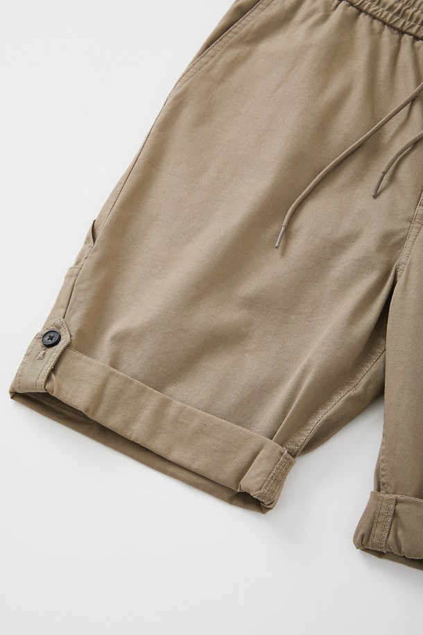 카펜터 워크 밴딩 하프 팬츠 CSPT112는 면과 폴리우레탄 혼방 소재로 제작되어 사계절 내내 편안하게 착용할 수 있는 하프 기장의 바지입니다. 블랙, 브라운 두 가지 색상으로 제공되며, 밴딩 처리와 레귤러핏으로 편안한 착용감을 선사하며, 캐주얼한 스타일 연출에 용이합니다. 클립 버튼 디테일과 카펜터 디테일 디자인, 실용적인 디자인으로 데일리룩에 활용하기 좋습니다.
