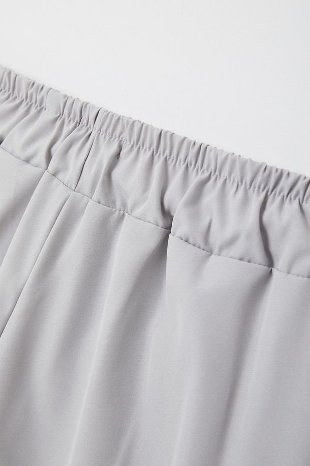 **스포츠 매쉬 밴딩 반바지 CSPT117**는 여름철 운동 및 일상에서 편안하게 착용할 수 있도록 디자인된 공용 반바지입니다. 블랙과 라이트 그레이 두 가지 색상으로 출시되었으며, 폴리에스터와 폴리우레탄 혼방 소재로 제작되어 가볍고 신축성 있는 착용감을 제공합니다. 레귤러 핏에 통기성을 높여주는 매쉬 소재와 사이드 매쉬 패널 디테일, 밴딩 처리로 활동성을 높였습니다.
