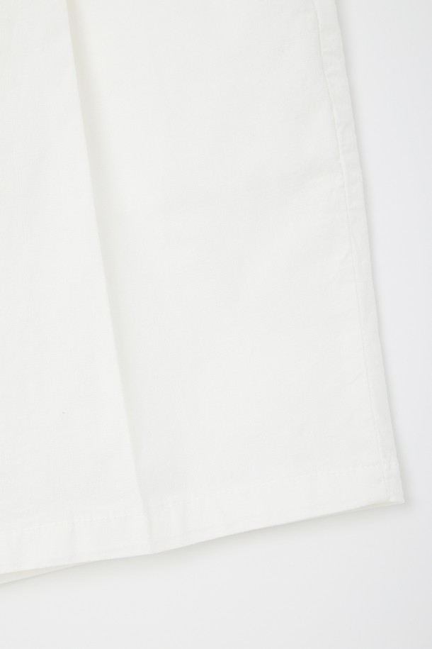 시원하고 편안한 여름을 위한 '솔리드 린넨 원턱 반바지 CSPT118'입니다. 얇은 두께의 린넨 소재로 제작되어 통기성이 뛰어나며, 베이직한 디자인과 화이트 컬러로 어떤 상의에도 잘 어울립니다. 허리 부분에 원턱 디테일을 더해 활동성을 높이고 편안한 착용감을 선사합니다.
