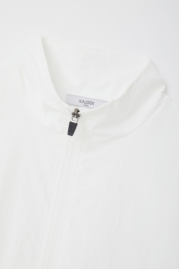 여성 투포켓 집업 바람막이 점퍼 CJP130은 간절기 시즌에 가볍게 걸치기 좋은 베이직 스타일의 아우터입니다. 부드러운 촉감의 면과 폴리에스터 혼방 소재로 제작되었으며, 화이트, 블랙, 그린 세 가지 색상으로 만나보실 수 있습니다. 레귤러핏에 얇은 두께감, 긴 소매 기장으로 편안한 착용감을 선사하며, 투포켓 디자인과 밑단 조절 스트링, 경량으로 실용성을 더했습니다.
