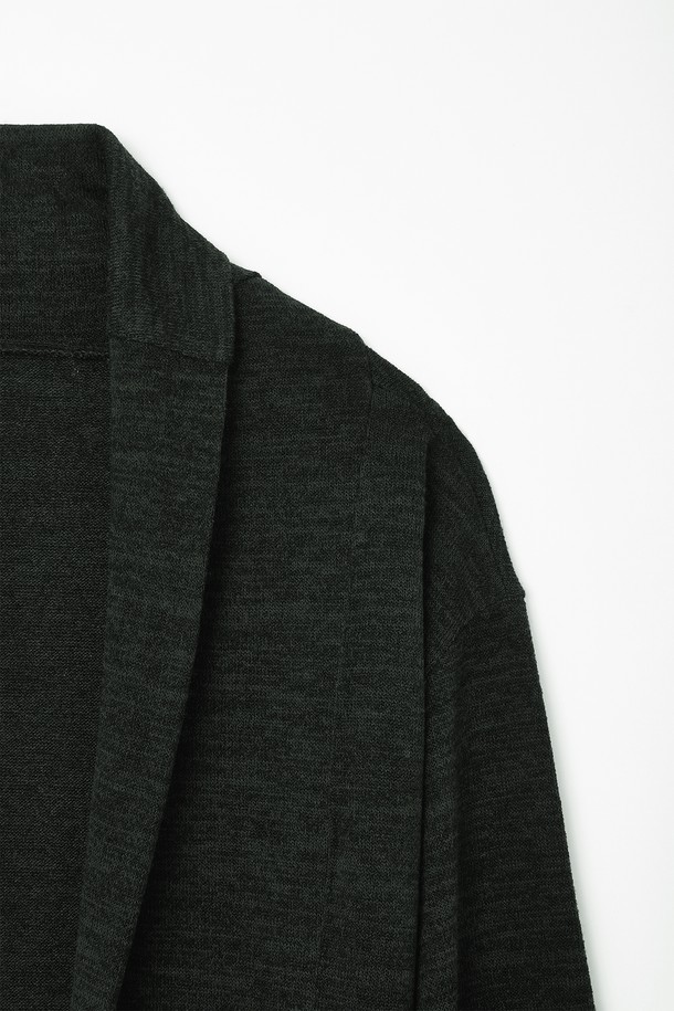 **봄가을 미들 숄 가디건 CKA101A**

부드러운 촉감과 신축성 있는 소재감의 여성용 봄, 가을 가디건입니다. 미들 기장으로 캐주얼하고 베이직한 스타일을 연출하며, 숄 디자인과 오픈형 여밈 방식으로 편안하게 착용할 수 있습니다. 블랙, 다크 그린 두 가지 색상으로 출시되어 데이트룩, 카페룩 등 다양한 TPO에 활용하기 좋습니다. 폴리에스터, 레이온, 스판 혼방으로 제작되어 편안함과 활동성을 동시에 잡았습니다. 미니멀, 클래식 스타일을 선호하는 분들께 추천합니다.
