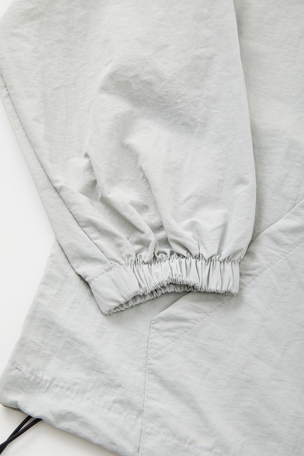 블랙, 베이지, 스카이, 다크그린, 그레이, 라이트그레이의 다채로운 컬러로 출시된 멀티컬러 후드 아노락 점퍼 CJP132입니다. 봄, 가을 시즌에 적합하며, 폴리에스터와 레이온 혼방 소재로 제작되어 편안한 착용감을 선사합니다. 넉넉한 루즈핏에 후드 및 밑단 조절 스트링, 집업 여밈 방식을 갖춰 스포티하고 베이직한 데일리룩을 연출하기 좋습니다.
