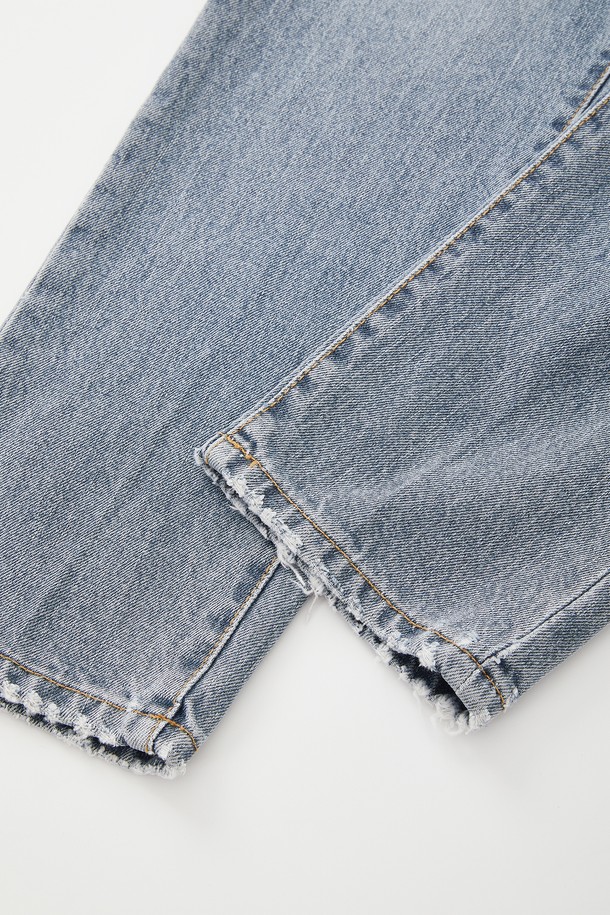 레귤러 핏으로 편안하게 떨어지는 CJN109 워싱 데님 팬츠입니다. 봄, 여름, 가을 시즌에 활용하기 좋은 면 소재의 긴 기장 데님 팬츠로, 베이직한 디자인에 워싱 디테일이 더해져 빈티지한 멋을 선사합니다. 지퍼와 버튼으로 여밈을 처리하여 간편하게 착용할 수 있습니다.
