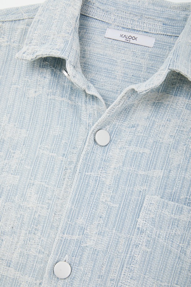 봄, 가을 간절기에 활용하기 좋은 캐주얼 자켓형 청남방입니다. 라이트블루 컬러의 면 소재로 제작되었으며, 데일리룩에 편안하게 매치할 수 있습니다. 베이직핏에 스티치 패턴이 들어가 심플하면서도 멋스러운 포인트를 주며, 셔츠와 자켓 스타일을 모두 연출할 수 있는 실용적인 디자인입니다. 가슴 포켓과 소매 버튼 디테일, 버튼 클로저 타입으로 완성도를 높였습니다.
