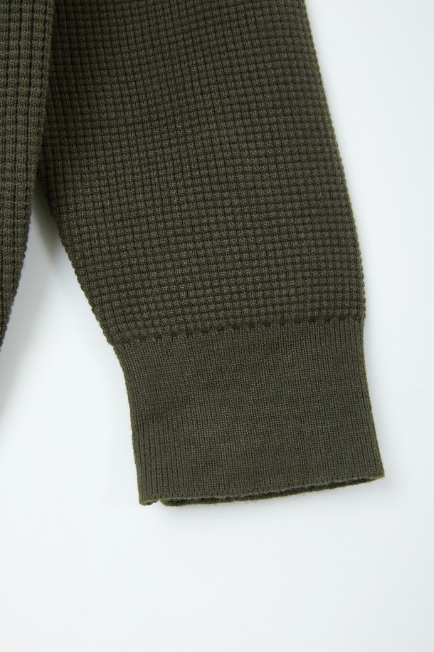 와플 하프넥 긴팔 니트티 CNIT105는 베이직하고 캐주얼한 스타일의 공용 긴팔 니트 티셔츠입니다. 봄, 가을에 적합하며, 데일리룩으로 활용하기 좋습니다. 하프넥 디자인과 넉넉한 기장감으로 편안한 착용감을 선사합니다. 블랙, 그레이, 카키 세 가지 색상으로 출시되었으며, 소매와 밑단 시보리 처리로 깔끔한 마무리를 더했습니다. 와플 패턴과 무게감 있는 두께감, 신축성 있는 촉감으로 가을 나들이룩이나 집콕룩에 모두 잘 어울립니다.
