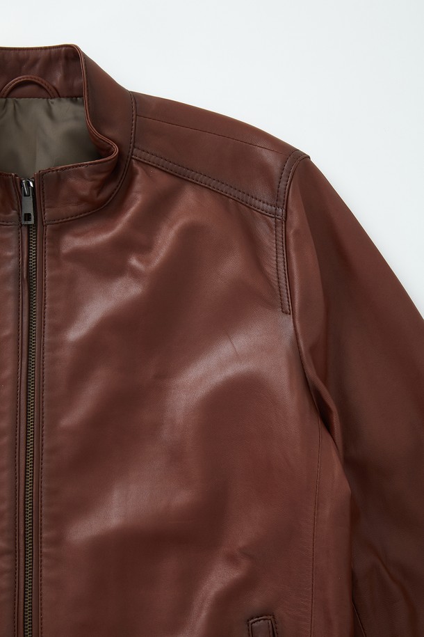 워싱 라이트 양가죽 점퍼 CLJP110는 빈티지 및 베이직 스타일을 선호하는 고객을 위한 아우터입니다. 부드러운 양가죽 소재에 오일 브러쉬 가공을 더해 은은한 광택과 자연스러운 멋을 연출합니다. 와인 색상으로 출시되었으며, 봄, 여름, 가을, 겨울 사계절 모두 활용 가능한 실용적인 아이템입니다. 하든 타입 지퍼 포켓과 소매 스냅 버튼 디테일로 포인트를 주었으며, 베이직 핏으로 편안한 착용감을 제공합니다. 데이트룩, 겨울 데일리룩 등 다양한 TPO에 클래식, 미니멀, 캐주얼 스타일로 연출하기 좋습니다.
