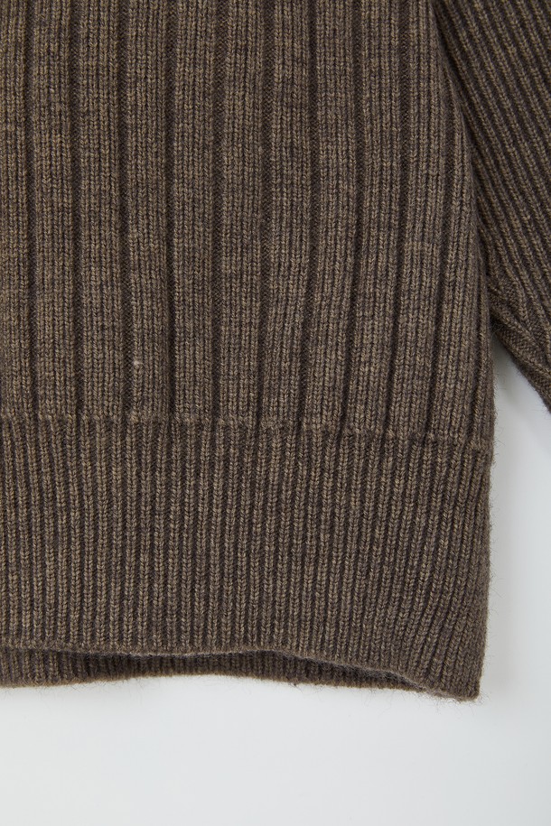 루즈핏 헤비 집업 가디건 CKA102는 남성 고객을 위한 상의 카테고리의 니트/스웨터 제품입니다. 부드러운 촉감과 신축성을 갖춘 아크릴, 폴리에스터, 폴리아미드 혼방 소재로 제작되었으며, 두꺼운 두께감과 긴 소매 기장으로 봄, 가을, 겨울 시즌에 착용하기 좋습니다. 베이직한 스타일의 골지 패턴 하이넥 디자인에 집업 여밈 방식을 적용하여 간편하게 착용할 수 있으며, 시보리 디테일로 포인트를 더했습니다. 라이트카키, 브라운, 블랙 세 가지 색상으로 출시되어, 겨울 데일리룩, 집콕룩, 산책룩 등 다양한 TPO에 미니멀, 클래식, 캐주얼 스타일로 연출하기 좋습니다.
