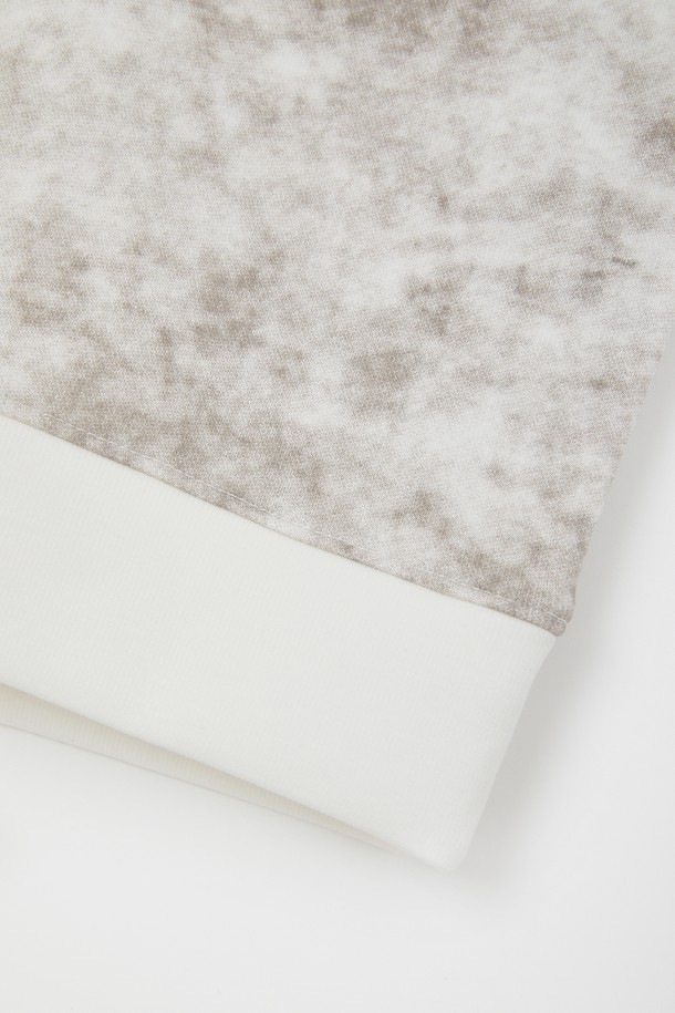 다잉 맨투맨 긴팔 티셔츠 CTEE114는 그레이, 카키, 블랙 3가지 색상으로 출시되어 봄, 가을에 활용하기 좋은 베이직 스타일의 맨투맨입니다. 레이온, 폴리에스터, 폴리우레탄 혼방 소재로 제작되어 신축성이 뛰어나 편안한 착용감을 제공하며, 소매와 밑단 시보리 마감으로 활동성을 더했습니다. 동네 마실룩, 집콕룩 등 캐주얼하고 미니멀한 스타일을 연출하기에 적합한 아이템입니다.
