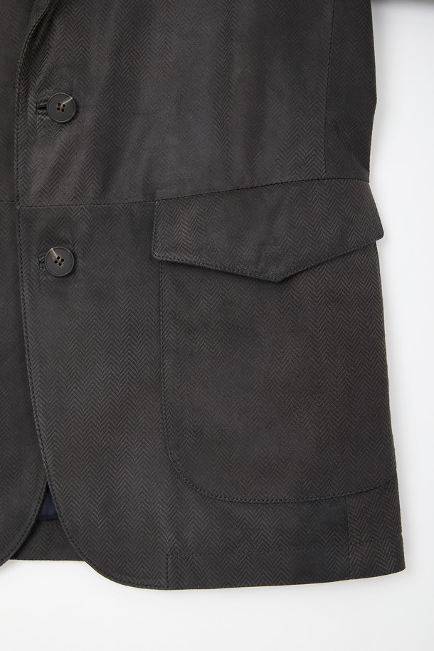 네이비 컬러의 램 크리스탈 패브릭 싱글 재킷 CLJP112입니다. 클래식 및 미니멀 스타일을 기반으로 제작되어 오피스룩, 비즈니스 캐주얼, 모임룩 등 다양한 TPO에 활용 가능합니다. 봄, 가을 시즌에 적합하며, 레귤러 핏과 긴 소매 기장으로 편안한 착용감을 선사합니다. 무지 패턴의 싱글 버튼 여밈 방식이며, 레귤러 기장의 자켓입니다.
