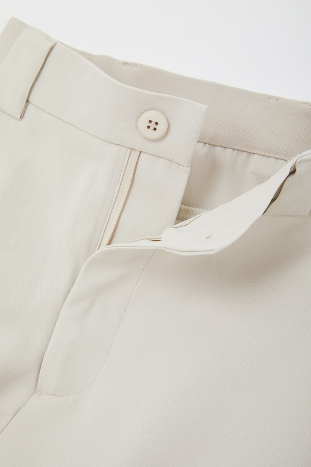 봄, 가을에 어울리는 '스판 밴딩 카고 조거 팬츠 CPT149'입니다. 부드러운 촉감의 폴리에스터와 폴리우레탄 혼방 소재로 제작되어 편안한 착용감을 제공합니다. 캐주얼하고 스포티한 스타일로, 야외 활동 및 일상에서 두루 활용하기 좋습니다. 허리 밴딩 및 조거핏 디자인으로 활동성을 높였으며, 히든 포켓 디테일로 실용성을 더했습니다. 회색, 남색, 연한베이지 세 가지 색상으로 만나보세요.