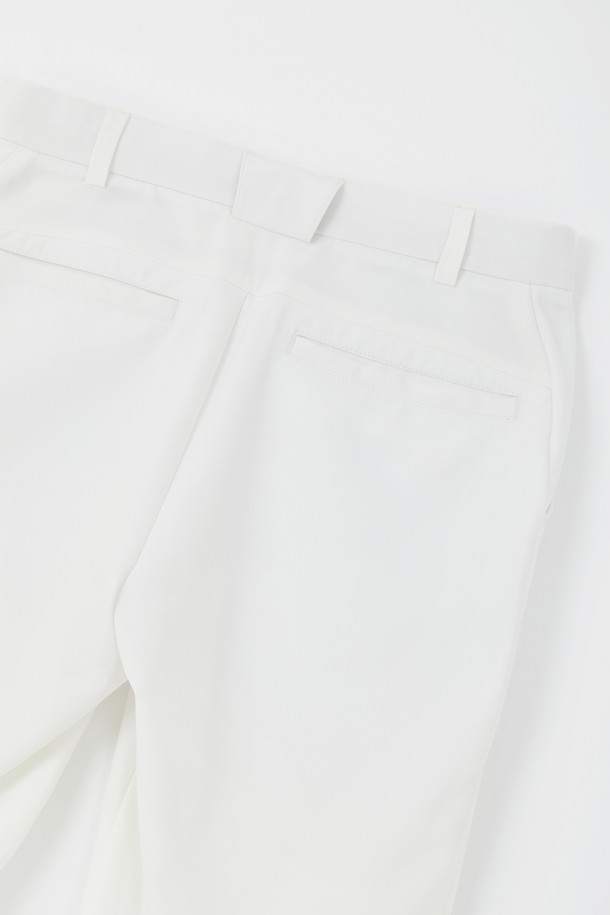 봄, 가을에 적합한 남녀 공용 카고 조거 팬츠입니다. 부드러운 촉감의 폴리에스터, 폴리우레탄 혼방 소재로 제작되었으며, 얇은 두께감으로 편안한 착용감을 제공합니다. 허리 부분에는 히든 밴딩 처리가 되어 있어 활동성을 높였으며, 스포티한 스타일을 연출하기 좋습니다. 블랙, 그레이, 아이보리 세 가지 색상으로 출시되었으며, 카고 디자인과 사선 포켓 디테일이 특징입니다. 일상생활 및 야외 활동 시에 활용하기 좋은 실용적인 아이템입니다.
