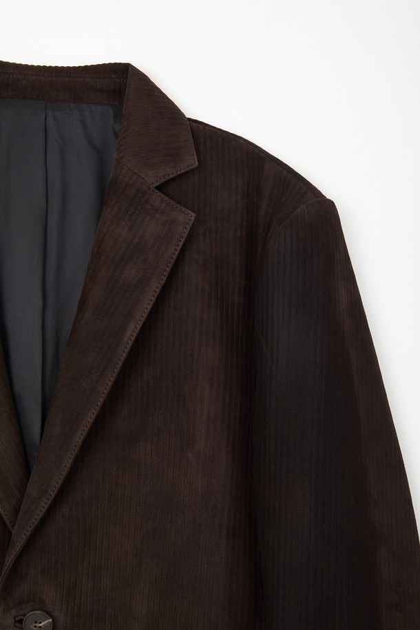 세련된 남성미를 더하는 양가죽 스트라이프 패턴 자켓 CLJP113입니다. 부드러운 촉감의 양가죽 소재와 중간 두께감으로 봄, 가을 시즌에 적합하며, 베이직한 디자인과 스트라이프 패턴이 세련된 스타일을 연출합니다. 버튼 여밈 방식의 레귤러 기장 블레이저 타입으로, 안쪽 주머니와 뒤트임 디테일, 캠스웨이드 가죽원단, 안감 폴리에스터 100%를 사용하여 실용성과 고급스러움을 더했습니다. 데이트룩, 비즈니스 캐주얼 등 다양한 TPO에 활용 가능하며, 클래식, 미니멀, 캐주얼 스타일을 즐겨 입는 남성에게 추천합니다. 브라운 컬러의 베이직핏으로, 어떤 옷에도 매치하기 용이합니다.
