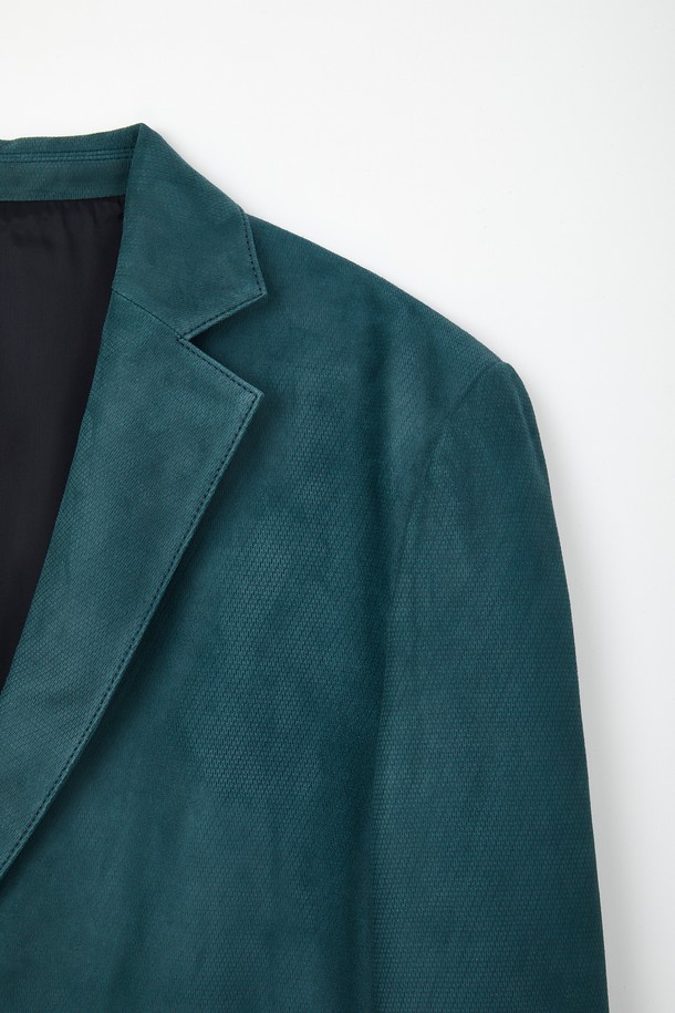 세련된 남성 스타일을 완성하는 양가죽 도트 패턴 재킷 CLJP114입니다. 부드러운 촉감의 양가죽으로 제작되어 고급스러운 착용감을 선사하며, 두꺼운 두께감으로 따뜻함을 더합니다. 클래식과 모던 스타일을 아우르는 디자인에 도트 패턴 디테일을 더해 개성 있는 포인트를 주었습니다. 봄, 가을 시즌에 이상적이며, 데이트룩, 모임룩, 비즈니스 캐주얼 등 다양한 TPO에 활용 가능합니다. 레귤러핏과 긴 소매 기장, 버튼 여밈 방식으로 편안함과 스타일리시함을 동시에 만족시키는 아이템입니다.
