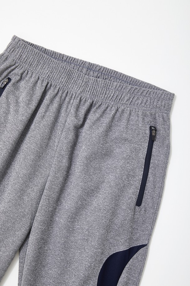 배색 포인트 7부 밴딩 스포츠 팬츠 CSPT122는 스포츠 활동과 일상 착용에 적합한 트레이닝핏 7부 바지입니다. 차콜, 그레이 두 가지 색상으로 제공되며, 신축성 좋은 폴리에스테르 소재로 제작되어 편안한 착용감을 선사합니다. 허리 조절 스트링과 지퍼 포켓, 배색 포인트 디테일이 특징이며, 스포티, 캐주얼, 미니멀 스타일을 연출할 수 있습니다. 피트니스룩, 러닝룩, 산책룩 등 다양한 TPO에 활용하여 활동적인 스타일을 완성해보세요. 밴딩 처리로 편안함을 더하여 활동성과 스타일을 동시에 잡았습니다.
