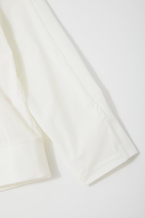 경량 바람막이 브이넥 맨투맨 CTEE115는 남성용 상의로, 봄, 가을 시즌에 적합한 베이직핏 맨투맨입니다. 나일론과 폴리우레탄 혼방 소재로 제작되어 가볍고 신축성 있는 착용감을 제공하며, 데일리웨어, 일상 활동, 스포츠 활동, 골프 등 다양한 용도로 활용할 수 있습니다. 스타일은 스포티하고 심플하며, 블랙, 레드, 아이보리 세 가지 색상으로 출시되었습니다. 브이넥 디자인과 긴소매, 그리고 뒷면 플랩 포켓 디테일과 시보리 마감으로 실용성과 디자인을 모두 갖춘 제품입니다. 골프룩이나 산책룩으로 활용하기 좋습니다.
