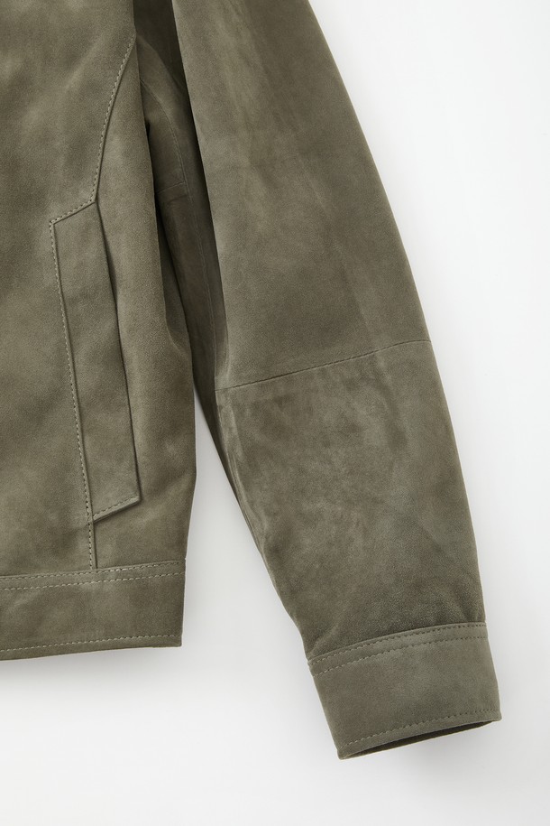 네이비, 브라운, 카키 3가지 색상으로 출시된 남성용 멀티컬러 카라넥 양가죽 집업 점퍼 CLJP117입니다. 부드러운 양가죽 소재로 제작되어 촉감이 뛰어나며, 봄, 가을철 데이트룩과 가을 나들이룩에 잘 어울립니다. 베이직핏에 캐주얼하고 클래식한 스타일을 더해 일상에서도 세련된 멋을 연출할 수 있습니다. 심플한 디자인에 카라넥, 히든 타입 포켓, 안쪽 주머니 디테일을 더해 실용성을 높였습니다. 중간 두께감으로 간절기 날씨에 적합하며 방수 기능까지 갖추고 있습니다.
