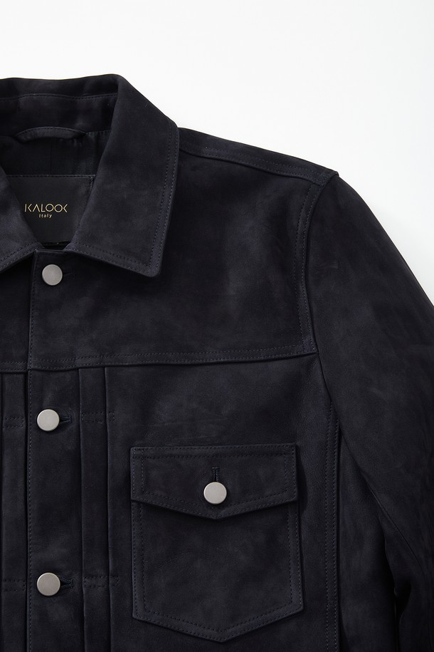 네이비와 다크블루 컬러로 만나볼 수 있는 염소가죽 스웨이드 트러커 재킷 CLJP118입니다. 부드러운 촉감의 염소가죽 스웨이드 소재로 제작되어 봄, 가을에 착용하기 좋습니다. 무지 디자인에 레귤러 핏, 레귤러 기장으로 캐주얼 및 클래식 스타일을 연출할 수 있습니다. 데이트룩, 모임룩, 비즈니스 캐주얼 등 다양한 TPO에 활용 가능하며, 버튼 플랩 포켓 디테일이 돋보입니다. 긴 소매 기장의 트러커 자켓으로 미니멀한 스타일을 완성해보세요.
