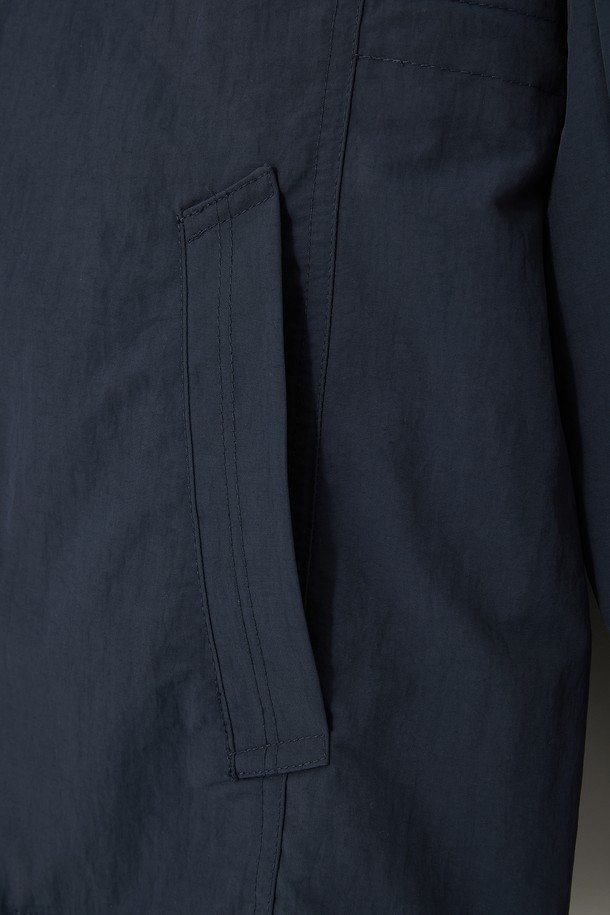 **봄/가을 히든 집업 바람막이 재킷 CJP135**

가을 나들이룩을 위한 베이직핏 바람막이 재킷입니다. 네이비, 블루, 차콜 세 가지 색상으로 출시되었으며, 얇고 가벼운 나일론, 면, 폴리에스테르 혼방 소재로 제작되어 봄, 가을 간절기에 적합합니다. 안감과 히든 집업 디테일, 가슴 플랩 포켓, 안쪽 주머니를 더해 실용성을 높였습니다. 캐주얼, 미니멀, 클래식 스타일을 즐기는 분들께 추천합니다. 긴 소매와 무지 디자인으로 어떤 옷에도 쉽게 매치할 수 있습니다.
