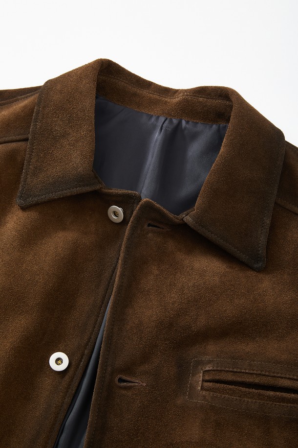 오일브러쉬 카우 레더 버튼 재킷 CLJP119는 부드러운 촉감의 소가죽 소재로 제작된 남성용 레더 재킷입니다. 가을과 겨울에 착용하기 좋은 두꺼운 두께감으로 보온성을 높였으며, 클래식과 캐주얼 스타일을 모두 아우르는 디자인입니다. 오일브러쉬 가공으로 은은한 광택과 고급스러운 분위기를 더했습니다. 레귤러핏으로 제작되어 편안한 착용감을 선사하며, 데이트룩 및 모임룩에 활용하기 좋습니다. 무지 디자인과 브라운 컬러는 미니멀한 스타일을 선호하는 분들에게도 적합합니다.
