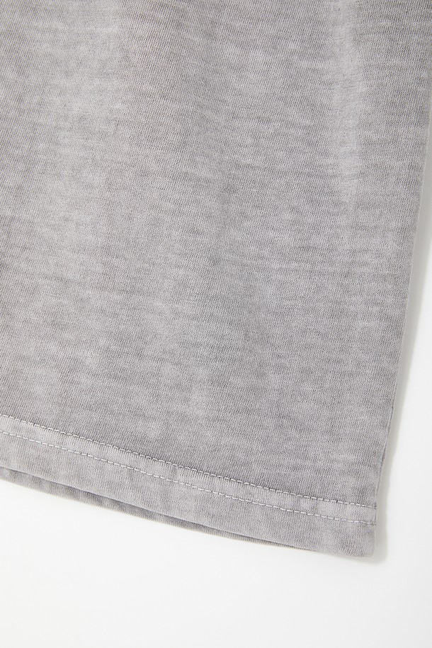 멀티컬러 피그먼트 긴팔 티셔츠 CTEE116는 베이직한 스타일의 긴팔 티셔츠입니다. 부드러운 면 소재로 제작되어 은은한 촉감을 선사하며, 봄, 가을 계절에 적합합니다. 라운드넥 디자인에 베이직핏으로, 일상복으로 편안하게 착용할 수 있습니다. 그레이, 차콜, 카키, 브라운 4가지의 다채로운 컬러로 출시되어 다양한 스타일 연출이 가능하며, 단독 또는 이너로 활용하여 활용도를 높일 수 있습니다. 피그먼트 워싱 처리로 자연스러운 무드를 더했습니다.
