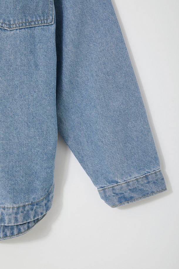 루즈핏 탈부착 후드 데님 셔츠 CSH104는 캐주얼하고 미니멀한 스타일을 연출하기 좋은 상의입니다. 블루, 라이트 블루, 블랙 세 가지 색상으로 출시되었으며, 봄, 여름, 가을, 겨울 사계절 내내 활용할 수 있습니다. 넉넉한 오버핏 루즈핏으로 편안한 착용감을 선사하며, 탈부착 가능한 후드로 다양한 스타일을 연출할 수 있습니다. 면 소재의 데님 원단으로 제작되어 내구성이 뛰어나며, 무지 디자인으로 어떤 스타일에도 쉽게 매치할 수 있습니다. 긴 소매 기장과 두꺼운 두께로 제작되어 간절기나 겨울철에 따뜻하게 입을 수 있습니다.
