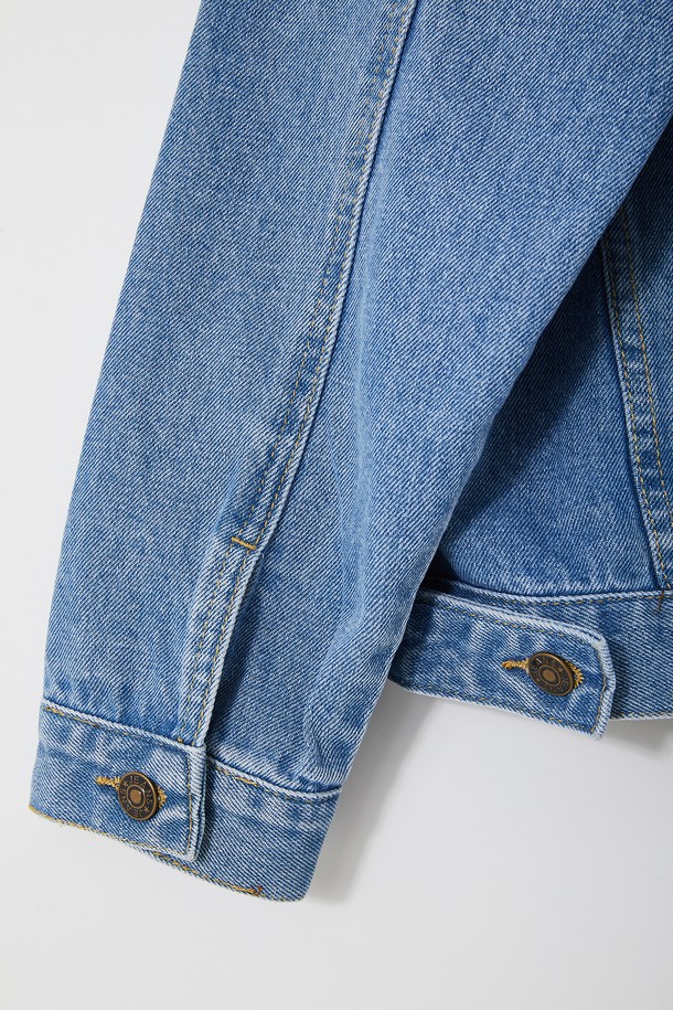 세련된 남성 캐주얼 스타일을 완성하는 봄/가을 탈부착 후드 데님 재킷 CJP136입니다. 부드러운 데님 소재로 제작되어 편안한 착용감을 선사하며, 레귤러 핏으로 어떤 스타일에도 잘 어울립니다. 연청 컬러와 무지 디자인으로 미니멀하면서도 세련된 분위기를 연출합니다. 탈부착 가능한 후드는 다양한 스타일을 연출할 수 있도록 도와주며, 버튼 여밈 방식과 긴 소매 기장으로 실용성을 더했습니다. 일상 속에서 편안하게 즐겨 입을 수 있는 데님 재킷으로, 봄, 가을 시즌 활용도가 높습니다.
