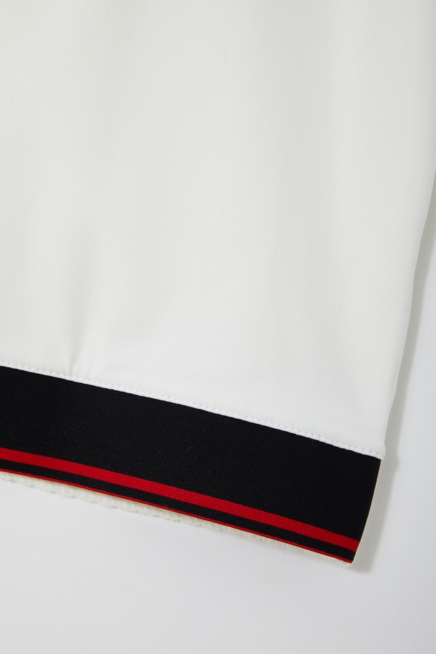 골프앤라이프(Golf&Life) 스트라이프 집업 니트 조끼 CJP138은 남성 골프룩을 위한 베이직 스타일의 상의입니다. 봄, 가을 시즌에 적합하며, 블랙, 그레이, 아이보리 세 가지 색상으로 출시되었습니다. 폴리에스터, 아크릴, 폴리우레탄 혼방 소재로 제작되어 신축성 있는 착용감을 제공합니다. 집업 디자인과 민소매 스타일, 레귤러 기장, 베이직 핏으로 디자인되었으며, 밑단 시보리 처리와 뒷면 배딩 디테일이 특징입니다. 클래식, 미니멀, 캐주얼 스타일을 모두 소화할 수 있는 아이템입니다.
