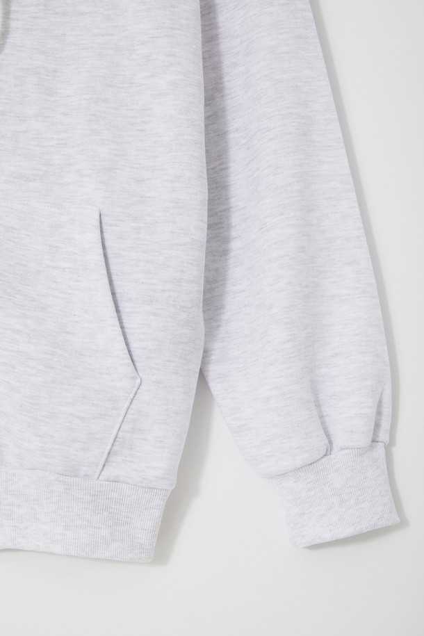 빅사이즈 트레이닝 후드 집업 CTEE118는 남성용 후드 집업으로, 베이직하고 캐주얼한 스타일을 연출합니다. 봄, 가을에 적합하며, 라이트 그레이, 블랙, 그레이 세 가지 색상으로 출시되었습니다. 면과 아크릴 혼방 소재로 제작되어 편안함을 제공하며, 레귤러 기장에 긴 소매, 후드 디자인이 특징입니다. 전면 캥거루 포켓과 와이드 숄더 디자인으로 실용성을 더했으며, 집콕룩이나 동네 마실룩으로 활용하기 좋습니다.
