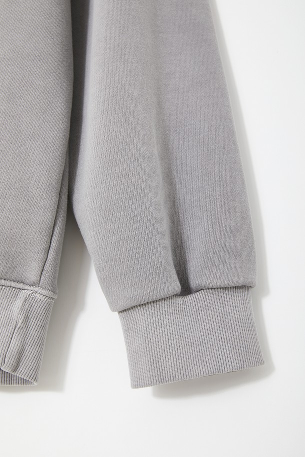 **멀티컬러 피그먼트 맨투맨 티셔츠 CTEE117**는 베이직한 스타일의 공용 맨투맨 티셔츠입니다. 부드러운 면 소재에 피그먼트 워싱 처리하여 은은한 촉감을 선사하며, 사계절 활용 가능한 두께감으로 봄, 가을에는 단독으로, 겨울에는 이너로 착용하기 좋습니다. 그레이, 차콜, 카키, 브라운 4가지 색상으로 출시되어 다양한 데일리룩에 매치하기 용이합니다. 기본 핏과 라운드넥 디자인으로 편안하게 집콕룩, 캐주얼, 미니멀, 클래식 스타일을 연출할 수 있습니다. 신축성이 있어 활동성 또한 보장합니다.
