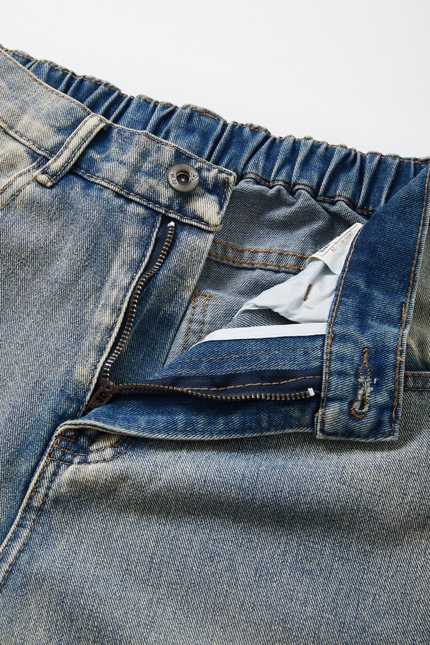 와이드핏 워싱 절개 데님 팬츠 CJN110은 캐주얼, 미니멀, 시크 스타일을 즐기는 분들을 위한 데님 팬츠입니다. 블루와 블랙 두 가지 색상으로 출시되었으며, 일상에서 편안하게 착용하기 좋습니다. 허리 뒷면 밴딩으로 편안한 착용감을 제공하며, 사선 절개 패턴과 은은한 워싱 처리가 돋보입니다. 특히 이중 포켓 디자인으로 실용성을 더했으며, 동네 마실룩이나 쇼핑룩에 잘 어울리는 아이템입니다.
