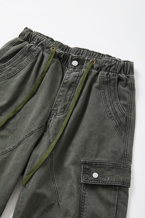 루즈핏 워싱 카고 밴딩 팬츠 CPT154는 캐주얼, 밀리터리 스타일을 즐기는 남성을 위한 반바지입니다. 봄, 여름, 가을 계절에 적합하며, 여행룩, 캠핑룩, 미니멀, 워크웨어 스타일 연출에 활용할 수 있습니다. 카키, 올리브 두 가지 색상으로 출시되었으며, 얇은 두께의 면 소재로 제작되어 편안한 착용감을 제공합니다. 워싱 가공, 카고 포켓, 드로우스트링 디테일이 돋보이는 루즈핏 반바지로, 일상 또는 캐주얼한 활동에 활용하기 좋습니다. 밴딩 처리로 편안함을 더했습니다.
