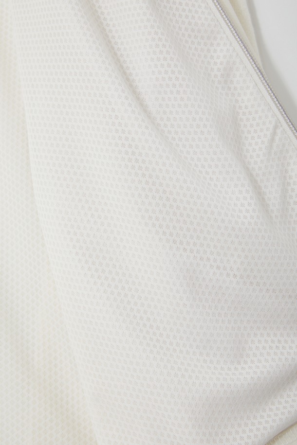 골프앤데일리 바람막이 집업 점퍼 CJP140은 봄, 여름, 가을 시즌에 활용하기 좋은 공용 바람막이입니다. 화이트와 아이보리 두 가지 색상으로 출시되었으며, 스포티하고 캐주얼한 스타일을 연출합니다. 가볍고 부드러운 나일론 소재로 제작되어 편안한 착용감을 제공하며, 얇은 두께로 활동성을 높였습니다. 소매 라인 디테일과 집업 여밈 방식으로 디자인되었으며, 방풍 기능과 경량성을 갖춰 골프룩 및 일상복으로 활용하기 좋습니다. 레귤러핏으로 제작되어 편안한 착용감을 선사합니다.
