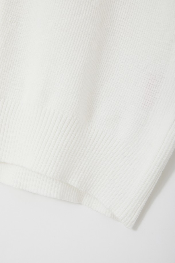 골프앤데일리 미들넥 니트 집업 CJP141는 스포티함과 캐주얼함을 동시에 즐길 수 있는 공용 집업입니다. 부드러운 촉감의 니트 소재로 제작되어 봄, 가을 간절기에 착용하기 좋으며, 하프넥 디자인이 특징입니다. 레귤러핏으로 편안하게 착용 가능하며, 일상복뿐만 아니라 골프웨어로도 활용할 수 있습니다. 무지 디자인에 화이트 컬러로 미니멀한 스타일을 연출합니다. 긴 소매와 크롭 기장으로 활동성을 더했습니다.
