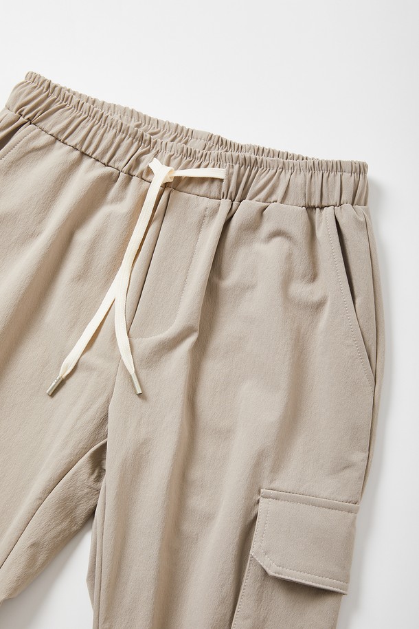 사방 스판 소재로 편안한 착용감을 선사하는 밴딩 카고 조거 팬츠 CPT155입니다. 부드러운 촉감의 면과 스판덱스 혼방으로 제작되어 활동성을 높였으며, 릴랙스 핏으로 편안하게 착용 가능합니다. 베이지 컬러에 허리 스트링과 발목 시보리, 사이드 카고 포켓 디테일이 돋보이는 디자인입니다. 일상, 산책, 캠핑 등 다양한 TPO에 캐주얼, 스포티, 미니멀 스타일로 활용하기 좋습니다. 봄, 가을 시즌에 적합한 긴 기장의 조거 팬츠입니다.
