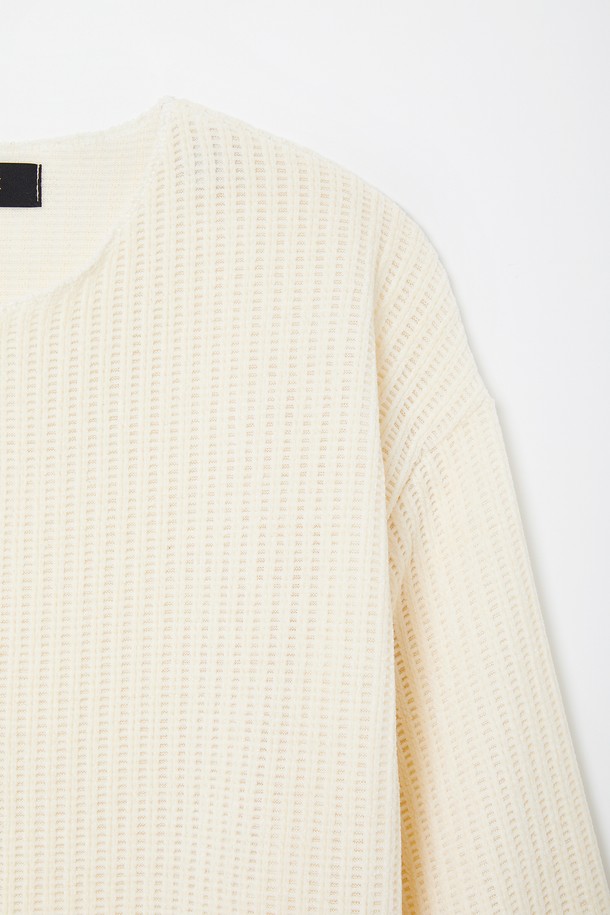 부드러운 벨루아 소재의 라운드넥 긴팔 티셔츠 CTEE121입니다. 포근한 두께감과 부드러운 촉감으로 가을, 겨울철 따뜻하게 착용하기 좋습니다. 베이직한 디자인과 아이보리 컬러로 다양한 스타일 연출이 용이하며, 집콕룩과 산책룩 등 편안한 일상에 잘 어울립니다. 레귤러핏으로 제작되어 편안한 착용감을 선사하며, 캐주얼, 미니멀, 클래식 스타일을 즐겨 입는 분들께 추천합니다. 니트 조직으로 제작되어 높은 보온성을 제공합니다.
