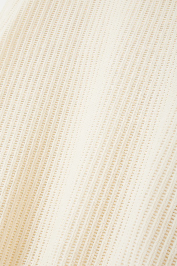 벨루아 오버핏 니트형 맨투맨 CTEE122는 부드러운 촉감의 벨루아 소재로 제작되어 포근함을 선사합니다. 라운드넥 디자인에 무지 패턴으로 베이직하고 캐주얼한 스타일을 연출하며, 넉넉한 오버핏으로 편안한 착용감을 제공합니다. 가을, 겨울 시즌에 어울리는 긴 소매 기장의 두꺼운 두께감으로 보온성을 높였습니다. 집콕룩부터 미니멀한 스타일까지, 다양한 룩에 활용하기 좋은 아이보리, 화이트 컬러의 맨투맨입니다. 니트 형으로 제작되어 더욱 포근하고 부드러운 느낌을 줍니다.
