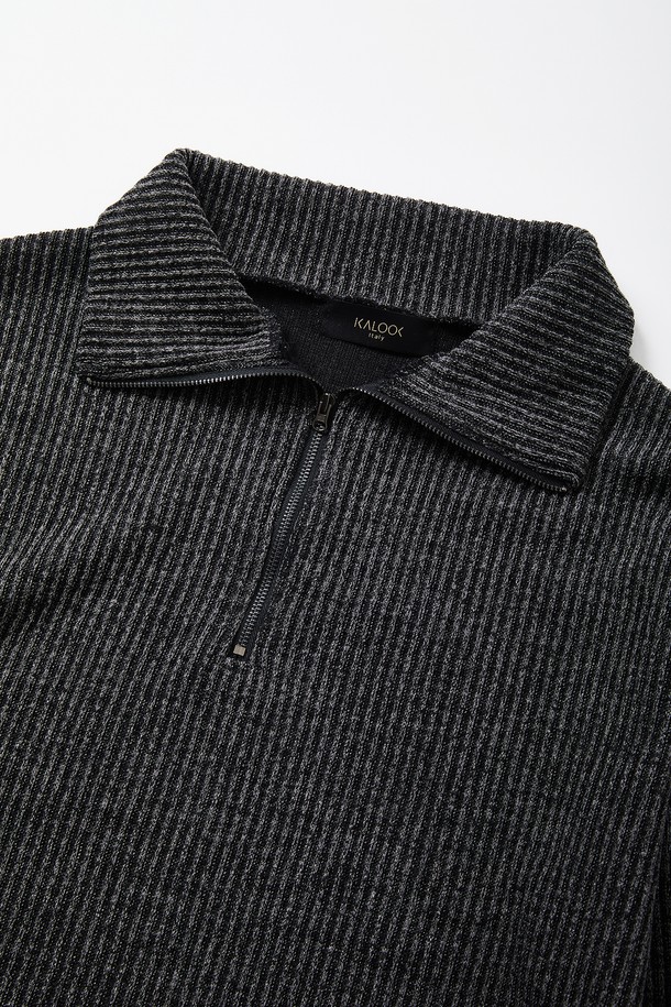 오버핏 빅사이즈 골지 반집업 긴팔티 CTEE123은 차콜그레이 컬러의 면 소재 티셔츠입니다. 가을과 겨울에 어울리는 두꺼운 두께감과 부드러운 촉감이 특징이며, 베이직하고 캐주얼한 스타일을 연출합니다. 오버핏 디자인과 골지 패턴으로 편안하면서도 트렌디한 핏을 제공하며, 반집업 네크라인이 포인트를 더합니다. 캠핑룩, 집콕룩 등 다양한 TPO에 활용 가능한 빅사이즈 긴팔 티셔츠입니다. 캐주얼, 미니멀, 클래식 스타일을 즐기는 분들에게 추천합니다.
