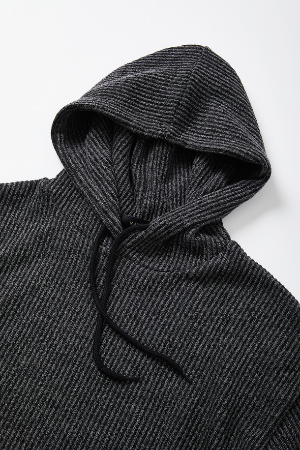 오버핏 빅사이즈 골지 포켓 후드티 CTEE124는 넉넉한 핏과 부드러운 촉감으로 편안함을 선사하는 후드티입니다. 차콜 그레이 색상의 면 소재로 제작되어 가을, 겨울철 데일리룩으로 활용하기 좋습니다. 베이직한 디자인에 골지 패턴이 더해져 캐주얼하면서도 미니멀한 스타일을 연출합니다. 넉넉한 오버핏과 빅사이즈로 편안한 착용감을 제공하며, 포켓 디테일로 실용성을 더했습니다. 집콕룩으로 편안하게 즐기기 좋은 아이템입니다.
