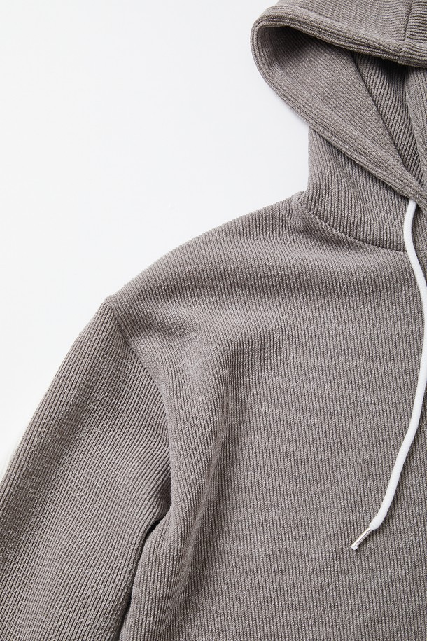 배색 골지 포켓 후드티 CTEE125는 캐주얼하고 미니멀한 스타일을 연출하기 좋은 남녀 공용 후드티입니다. 봄, 가을, 겨울 세 계절 모두 활용 가능하며, 부드러운 면 소재로 제작되어 편안한 착용감을 선사합니다. 레귤러 핏에 후드 디자인, 긴 소매 기장으로 제작되었으며, 그레이 컬러 바탕에 배색 포인트와 포켓 디테일이 돋보입니다. 일상생활에서 데일리룩으로 활용하기 좋으며, 다양한 하의와 매치하여 스타일리시한 룩을 완성할 수 있습니다.
