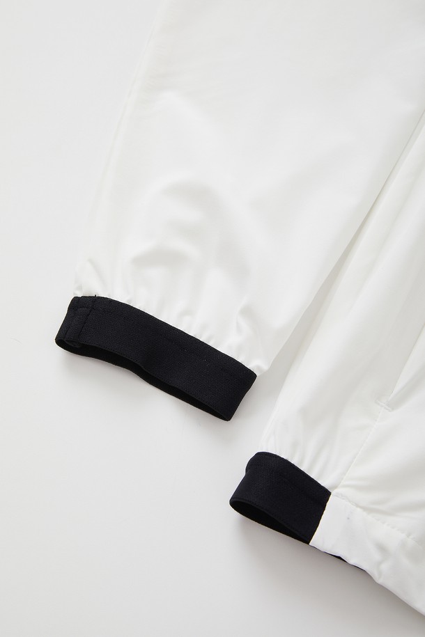 스포츠 사방 스판 후드 바람막이 CJP143은 봄, 여름철 스포츠 활동과 일상에서 모두 활용하기 좋은 여성/남성 공용 바람막이입니다. 얇고 부드러운 나일론 스판덱스 혼방 소재로 제작되어 가볍고 편안한 착용감을 제공하며, 활동성을 높이는 레귤러핏 디자인입니다. 깔끔한 무지 화이트 컬러에 집업 스타일, 크롭 기장으로 스포티한 무드를 연출합니다. 방풍 기능을 갖춰 야외 활동 시에도 쾌적함을 유지하며, 후드와 스판 디테일로 활동성과 스타일을 더했습니다. 러닝룩, 피트니스룩, 봄 소풍룩 등 다양한 TPO에 미니멀하고 캐주얼하게 매치하기 좋습니다.
