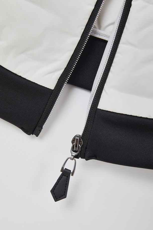 스포츠 네오프렌 다운 퀼팅 점퍼 CJP144는 겨울철 스포츠 활동과 일상에서 모두 활용 가능한 공용 아우터입니다. 보온성이 뛰어난 다운 충전재와 두꺼운 네오프렌 소재를 사용하여 추운 날씨에도 따뜻함을 유지해 줍니다. 스포티한 무드를 연출하는 크롭 기장의 레귤러핏 디자인으로, 등산, 러닝, 피트니스 등 다양한 TPO에 적합합니다. 화이트와 블랙 두 가지 색상으로 출시되어 미니멀하고 캐주얼한 스타일을 완성할 수 있습니다. 집업 스타일의 퀼팅 점퍼로 활동성을 높였습니다.
