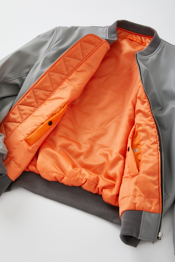 슬리브 포켓 양가죽 항공점퍼 CLJP120은 부드러운 양가죽 소재의 두꺼운 두께감으로 제작되어 봄, 가을 시즌에 착용하기 좋습니다. 캐주얼, 스포티, 미니멀 스타일을 원하는 분들께 추천하며, 여행룩이나 캠핑룩에도 잘 어울립니다. 그레이 컬러의 무지 디자인에 긴 소매와 소매 포켓 디테일이 돋보이며, 집업 스타일로 편안하게 착용할 수 있습니다. 안감은 오렌지 컬러로 포인트를 주어 세련된 느낌을 더했습니다. 레귤러핏으로 제작되어 편안한 착용감을 제공합니다.
