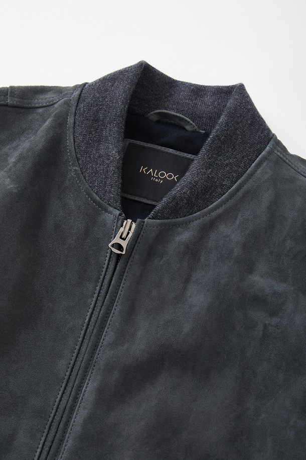 고트 스웨이드 퀼팅 블루종 점퍼 CLJP121은 부드러운 촉감의 고트 스웨이드 소재로 제작되어 가을과 겨울에 따뜻하게 착용할 수 있는 아우터입니다. 캐주얼 스타일의 무지 디자인에 퀼팅 디테일과 립(Rib) 디테일로 포인트를 주었습니다. 레귤러핏으로 제작되었으며, 집업 여밈 방식으로 편안하게 착용 가능합니다. 크롭 기장의 긴소매 디자인으로 다양한 스타일 연출에 활용할 수 있습니다. 그레이 컬러로 출시되었습니다.
