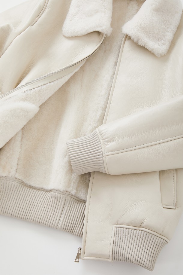 와이어 카라 램스킨 무스탕 CLJP123은 부드러운 램스킨 소재로 제작되어 뛰어난 촉감을 선사합니다. 크롭 기장의 레귤러핏으로 캐주얼하고 베이직한 스타일을 연출하며, 와이어 카라와 립 디테일이 특징입니다. 가을과 겨울에 따뜻하게 착용할 수 있으며, 화이트와 아이보리 두 가지 색상으로 출시되었습니다. 집업 스타일로 편안하게 착용 가능하며, 일상에서 폭넓게 활용하기 좋습니다.
