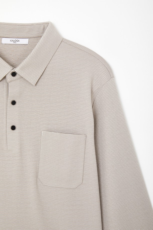 엠보 스트라이프 카라넥 긴팔티 CTEE119는 베이직하면서 캐주얼한 스타일을 연출하는 공용 티셔츠입니다. 봄, 가을에 어울리는 부드러운 면 소재로 제작되었으며, 엠보 스트라이프 패턴이 특징입니다. 레귤러핏에 크롭 기장으로, 데이트룩이나 봄 소풍룩에 적합합니다. 카라넥 디자인과 긴소매로 미니멀, 클래식한 스타일을 완성합니다.
