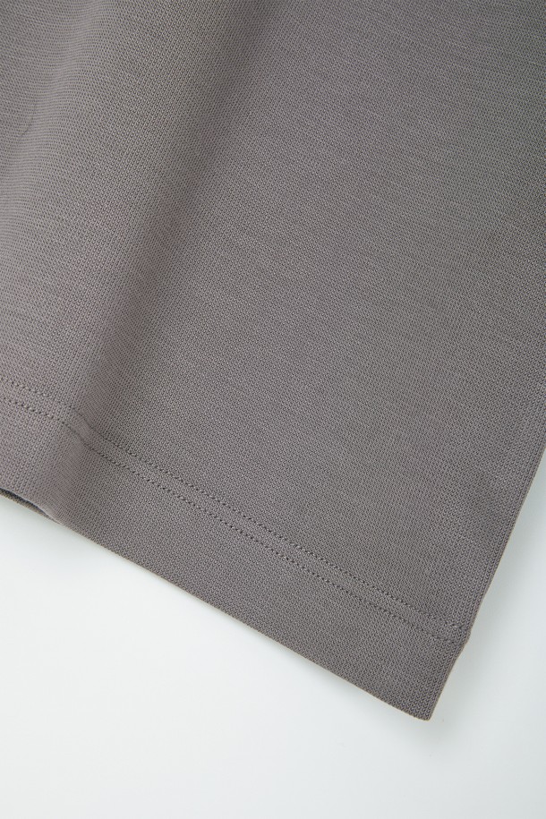 그레이 컬러의 쓰리버튼 스판 카라넥 긴팔티 CTEE120입니다. 부드러운 촉감의 스판 소재로 제작되어 편안한 착용감을 선사합니다. 베이직하고 캐주얼한 스타일로 일상에서 활용하기 좋으며, 봄, 가을 간절기에 적합합니다. 레귤러핏에 긴소매 기장으로 제작되었으며, 3개의 버튼 디테일이 돋보입니다. 미니멀, 캐주얼, 클래식한 스타일을 연출하기 좋습니다.
