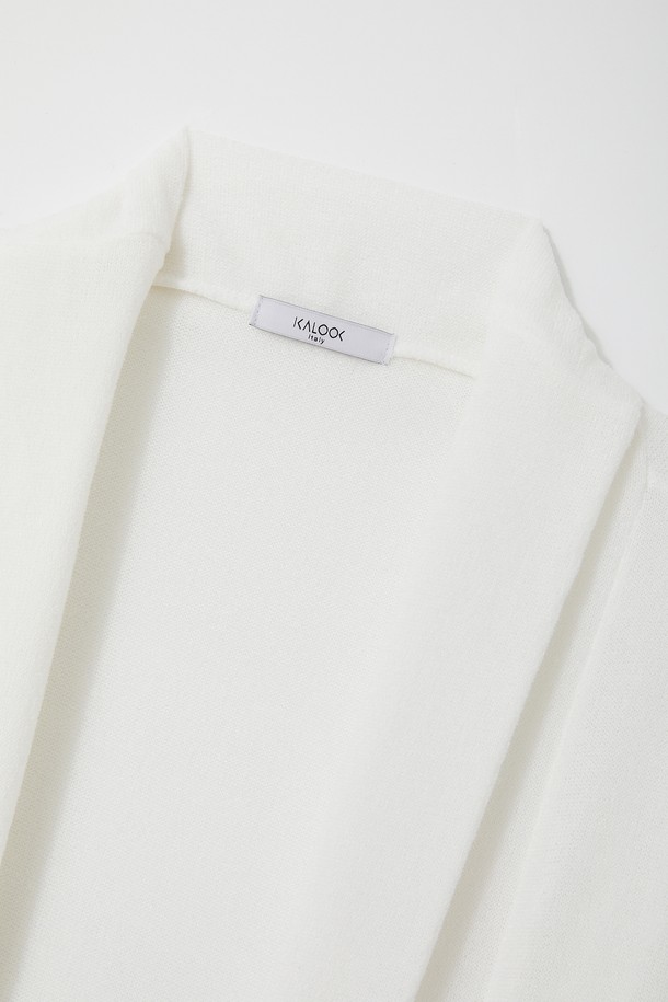 **멀티컬러 미들 숄 가디건 CKA103A**는 여성용 숄 카라 디자인의 가디건입니다. 부드러운 니트 소재로 제작되었으며, 얇은 두께감으로 봄, 가을에 착용하기 좋습니다. 무지 패턴의 멀티컬러 배색이 특징이며, 7부 소매와 레귤러 핏으로 제작되었습니다. 일상 또는 데이트룩, 모임룩에 클래식, 미니멀, 캐주얼 스타일로 연출하기 용이합니다. 오픈형 디자인으로 편안하게 착용할 수 있습니다.
