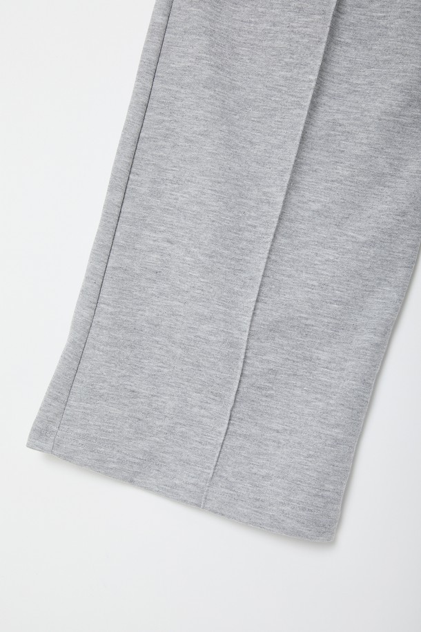 핀턱 와이드 밴딩 팬츠 CPT159는 부드러운 면 소재로 제작되어 편안한 착용감을 선사합니다. 루즈핏 와이드 디자인에 핀턱 디테일과 스트링으로 포인트를 더해 캐주얼하면서도 베이직한 스타일을 연출합니다. 얇은 두께감으로 봄, 여름 시즌에 시원하게 착용하기 좋으며, 여행룩, 산책룩, 집콕룩 등 다양한 TPO에 활용 가능합니다. 그레이 컬러로 어떤 상의와도 쉽게 매치할 수 있으며, 캐주얼, 미니멀, 클래식 스타일을 즐겨 입는 분들께 추천합니다. 밴딩 처리로 편안함까지 갖춘 활용도 높은 반바지입니다.
